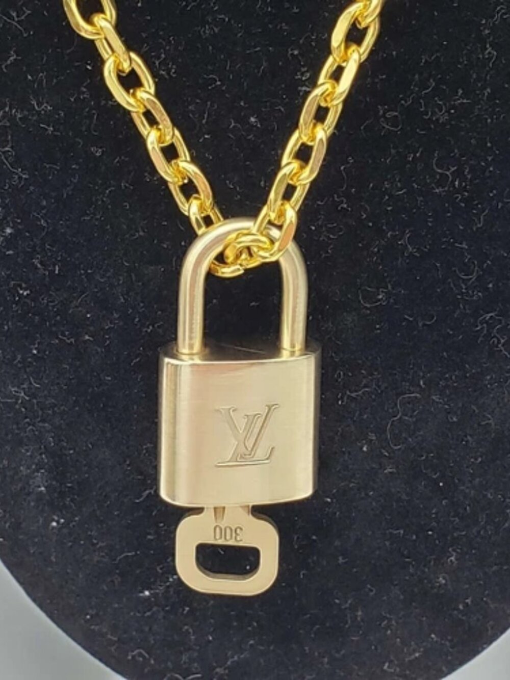 Gold-Plated Necklace with Authentic Louis Vuitton Padlock - Picture 2 of 6